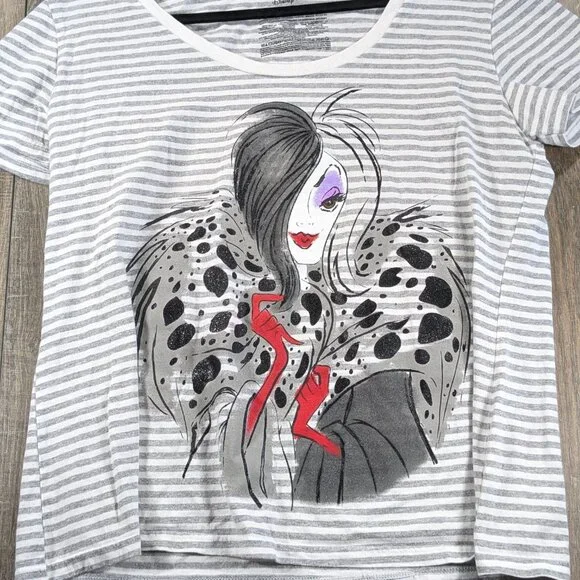 Disney Store T Shirt Top Womens XL Cruella Deville Graphic Short Sleeve V Neck - Picture 2 of 8